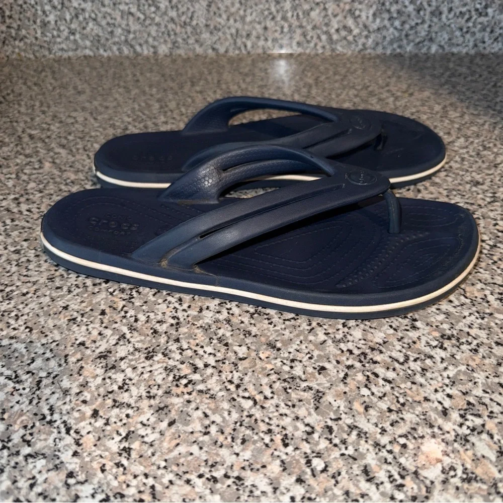 CROCS Blue Sandals with Y-Shaped Strap and‎ Minimalist Design